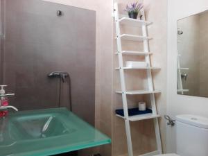 タリファにあるApartamento Pura Vidaのバスルーム(緑のシンク、トイレ付)