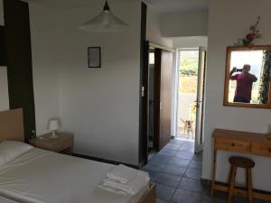 Postel nebo postele na pokoji v ubytování Tholos Rooms