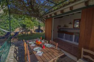 アルタにあるCas Canonge Villa con jardín y piscinaのパティオ(テーブル、椅子付)