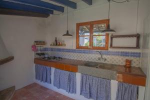 Una cocina o zona de cocina en Cas Canonge Villa con jardín y piscina