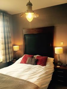 A bed or beds in a room at The White Horse 