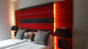 A bed or beds in a room at Apartamentos Art Suite Santander