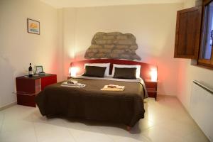 una camera da letto con un grande letto con due asciugamani di Podere Assolatina Agriturismo a San Casciano dei Bagni