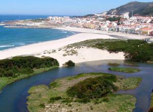 una vista aerea su una spiaggia e sull'oceano di Trajadinha a Vila Praia de Âncora
