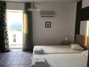 Postel nebo postele na pokoji v ubytování Tholos Rooms