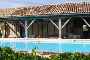 a house with a swimming pool with a roof at Domaine De La Mouthe in Saint-Rémy