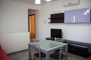 TV a/nebo společenská místnost v ubytování Case Vacanza Torre Lupa