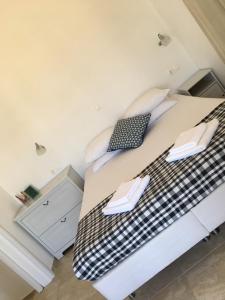 1 dormitorio con 1 cama con 2 almohadas en Gaia Serifos Apartments en Rámos