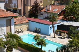 einen Blick über einen Pool in einem Haus in der Unterkunft Hotel Trieste in Senigallia