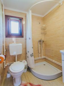 Koupelna v ubytování Riverside Woodhouses + 52 fotografií