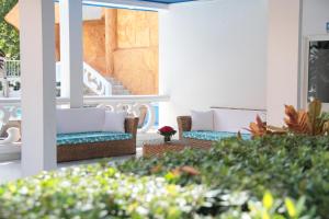 Un jardín fuera de Bosque Hotel