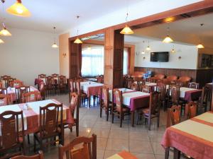 A restaurant or other place to eat at Penzion Montana