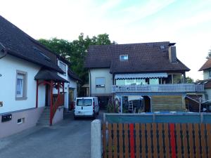 ein weißer Van vor einem Haus geparkt in der Unterkunft Fa Haack in Neuried