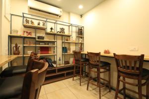 a room with a bar with chairs and shelves at Blue Beds Hostel in Jaipur