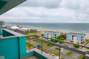 ママイアにあるBliss by Lex Apartmentsの建物のバルコニーからビーチの景色を望めます。