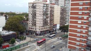 una vista aérea de una ciudad con autobuses y coches en Departamento Vicente Lopez sobre Av Maipu en Vicente López