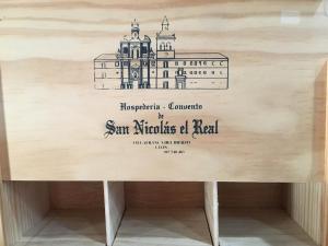 una scatola di legno con il nome di un edificio sopra di San Nicolas el Real a Villafranca del Bierzo