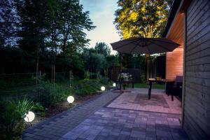 patio con ombrellone e tavolo di Ferienhaus Am Lutherweg a Seeburg