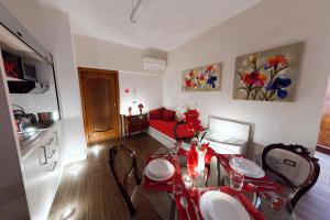 馬泰拉的住宿－La Quintessenza，一间用餐室,配有红色的桌子和椅子