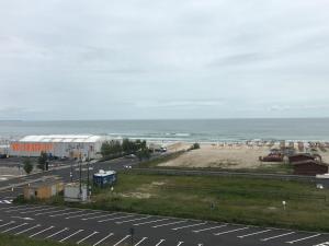 un parcheggio vicino a una spiaggia con l'oceano di Apartament Summerland Mamaia a Mamaia
