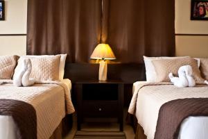 Una cama o camas en una habitación de Manglar Lodge
