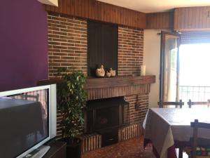 Μια τηλεόραση ή/και κέντρο ψυχαγωγίας στο Apartamento Turísticos Luar 3 +13 φωτογραφίες