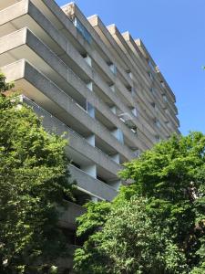 um edifício alto com árvores em frente em Apartment Köln Deutz em Colónia