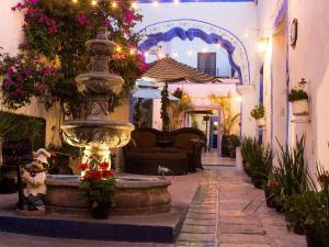 a courtyard with a fountain in the middle of a building at Hotel & Spa La Mansion del Bu rro Azul Querétaro in Querétaro