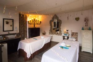 a bedroom with two beds and a sink and a mirror at Hotel & Spa La Mansion del Bu rro Azul Querétaro in Querétaro