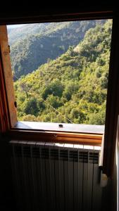 uma janela com vista para uma montanha em B&B Da Giua' em Apricale
