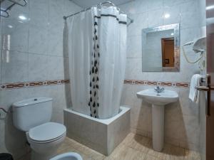 Ein Badezimmer in der Unterkunft Hotel Legazpi