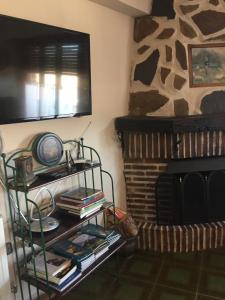 sala de estar con TV y chimenea en Apartamentos Turísticos Luar II, en El Rasillo