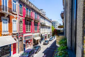 een uitzicht op een straat met auto's op straat bij Liiiving in Porto | Invictus Bolhão Market in Porto