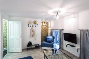 Televízia a/alebo spoločenská miestnosť v ubytovaní Suites 13 Budapest