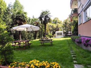 Ein Garten an der Unterkunft Vip Apart Hotel