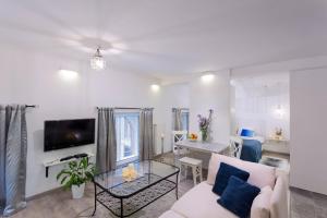 Televízia a/alebo spoločenská miestnosť v ubytovaní Suites 13 Budapest