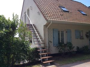 ein Haus mit einer Treppe neben einem Dach in der Unterkunft Chambre d'Hotes Pause en Chemin in Condette