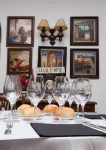 un grupo de copas de vino sentado en una mesa en Boutique house LujoPobre, en Montilla