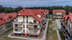 uma vista aérea das casas com telhados vermelhos em Na Fali Apartament w Karwi em Karwia