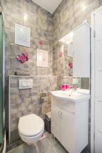 um banheiro com vaso sanitário e pia em Apartman Pierre em Zagreb