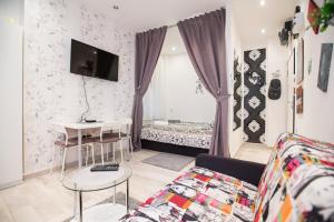 uma sala de estar com um sofá e uma mesa em Apartman Pierre em Zagreb