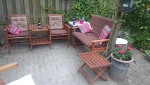 a patio with three chairs and a table and a table sidx sidx sidx at B&B Aan het Park Eindhoven in Eindhoven