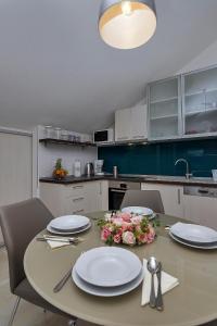 Kuchyň nebo kuchyňský kout v ubytování Apartments Beso