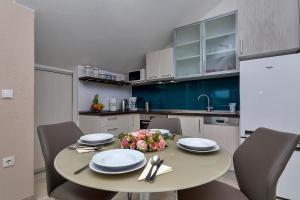 Kuchyň nebo kuchyňský kout v ubytování Apartments Beso