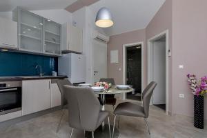 Kuchyň nebo kuchyňský kout v ubytování Apartments Beso