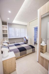 een slaapkamer met een groot bed en een raam bij B&B Tufilla in Ascoli Piceno