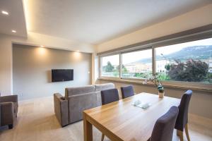 a living room with a table and chairs and a television at B&B Tufilla in Ascoli Piceno
