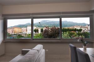 een woonkamer met een groot raam met uitzicht op de stad bij B&B Tufilla in Ascoli Piceno