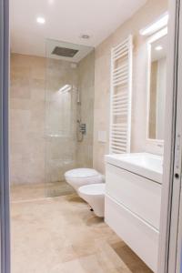 een badkamer met een toilet, een wastafel en een douche bij B&B Tufilla in Ascoli Piceno
