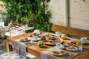 una mesa de madera con platos de comida. en Marakasa B&B, en Sant Antoni de Calonge